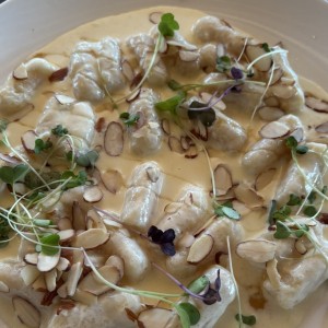 Gnocchi de Papas Caseras con fonduta de Queso Provolone ,almendras rostizadas y miel de Boquete