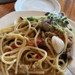 Spaghetti Marisco Mixto,Tomates Cherrys aderezos de vino Blanco