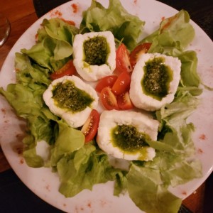 Queso de cabra y pesto de perejil