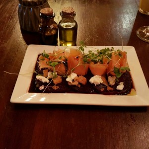 carpaccio de salmon ahumado con remolachas y queso de cabra