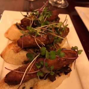 crostini de berenjenas y chorizo picante