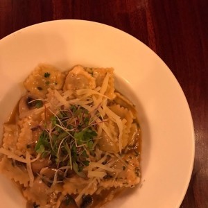 raviolis de carne en salsa de hongos