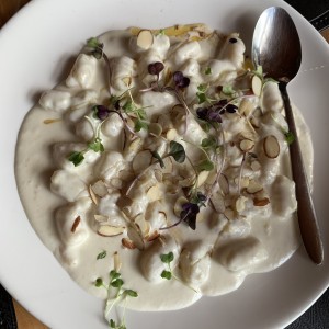 Gnocchi con fonduta de Queso Provolone ,almendras rostizadas y miel de Boquete