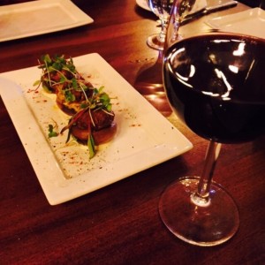 hongos asado y copa de vino