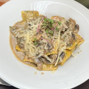 Raviolini de Cordero casero con pesto de Menta,puré de calabaza y Pistacho