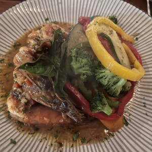 Langostinos al ajillo con vegetales