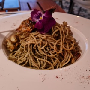 Espagueti al pesto con langostinos