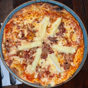 Pizza de bacon y queso brie