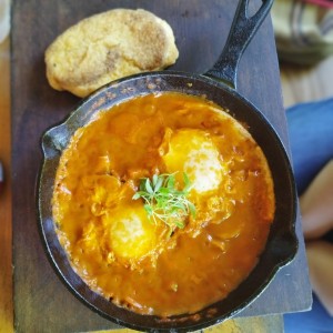 Shatshuka con huevos y hojaldre