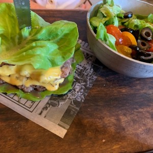 hambueguesa clasica con cambio de pan por lechugs y las papitas por ensalada.
