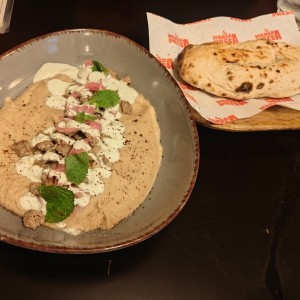 Hummus y ternera