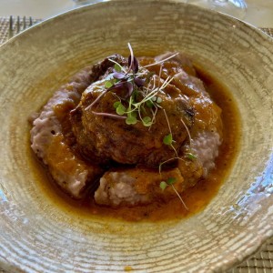 Filete de res, mousseline de otoe, salsa de ron