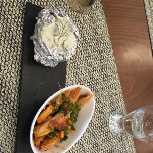 camarones al ajillo con papa salteada