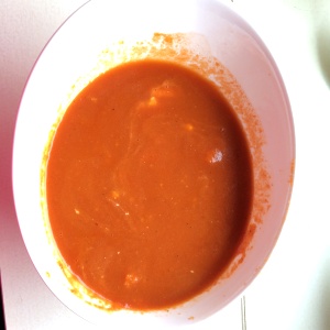 Sopa de tomate ahumado con queso cabra y finas hierbas