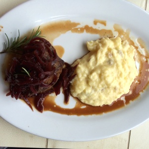 Carne ahumada con cebollas caramelizadas