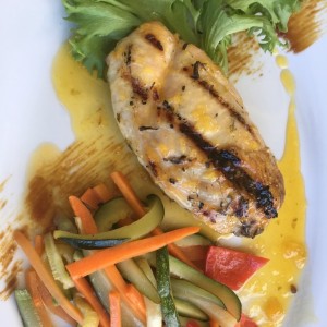 Suprema de polllo a la naranja con vegetales salteados