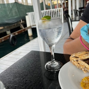Gin tonic mal serivifo aqui