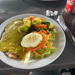 Filete de pescado en salsa de curry y coco