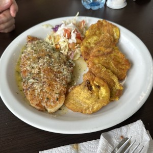 FILETE DE PESCADO AL AJILLO CON PATACONES 