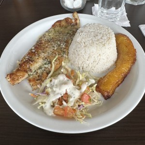 FILETE DE PESCADO AL AJILLO CON ARROZ CON COCO