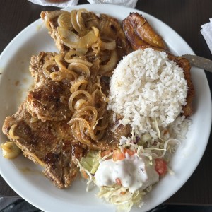 CHULETA A LA PLANCHA ENCEBOLLADA CON ARROZ CON COCO 