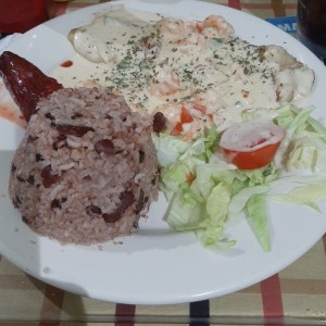 filete de pescado relleno de camarones