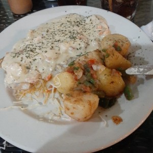 filete de pescado relleno con papas salteadas