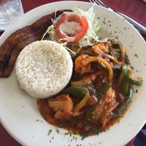 Camarones a lo macho con arroz con coco