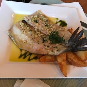 Trucha al Ajillo con Papas