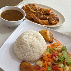 Filete de pescado en salsa caribeña