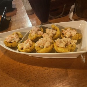 Patacones rellenos de camarones