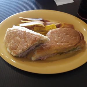 Cubano con platanitos