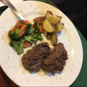 Filete de Res con Papa Salteada y Vegetales