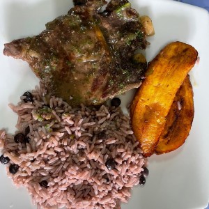 ribeye con arroz con guandu y tajada