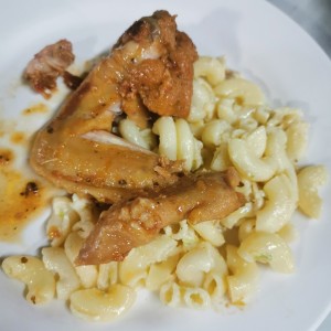 Coditos con pollo (ala) guisada (salsa roja)