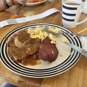 Higado, tasajo y huevo revuelto