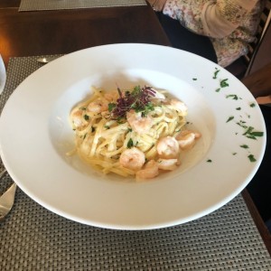 linguini de salasa blanca con langostinos
