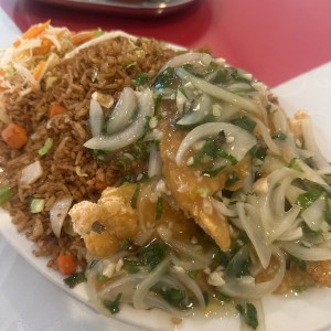Corvina al ajillo con arroz frito 
