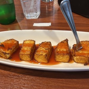 Queso gratinado con salsa agridulce 