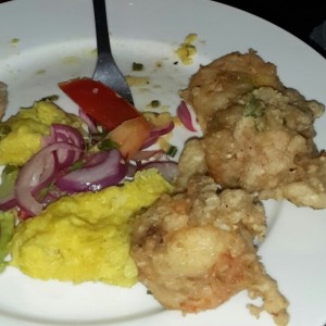 Langostinos Tempurizados con puré de yuca al curry