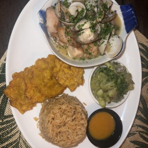 Filete de dorado con almejas al ajillo