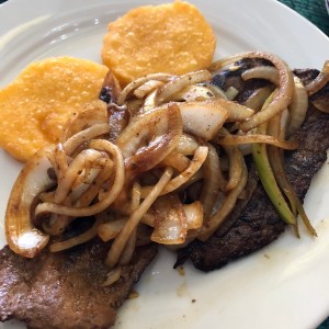 Bistec de higado encebollado con dos tortillas