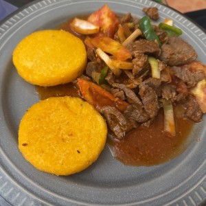 Bistec de carne Encebollado con tortillas