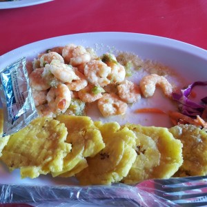 Camarones al Ajillo (Garlic Shrimps) con Patacones