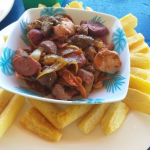 picada de carne con yuca