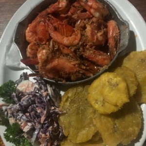 Camarones con Patacones