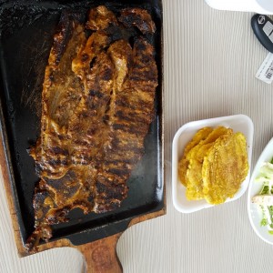 carne con patacones