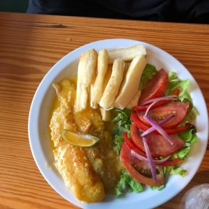 pescado al ajillo con yuca frita