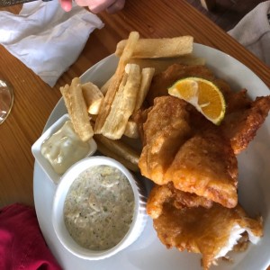 pescado apanado con yuca fritas y tuna