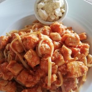 Spaguetti con Pollo en salsa roja